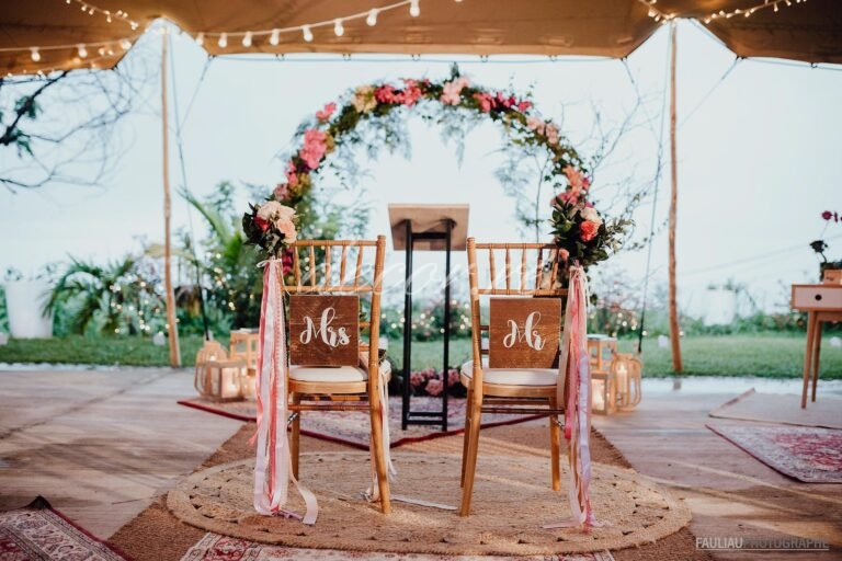 Photo d'une cérémonie laïque à La Réunion – Arche – Tentes nomades, Chaises chiavari bois cérusés